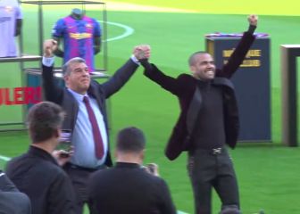 La entrada de Alves en el Camp Nou fue todo lo que prometía y más... ¡miren a sus pies!