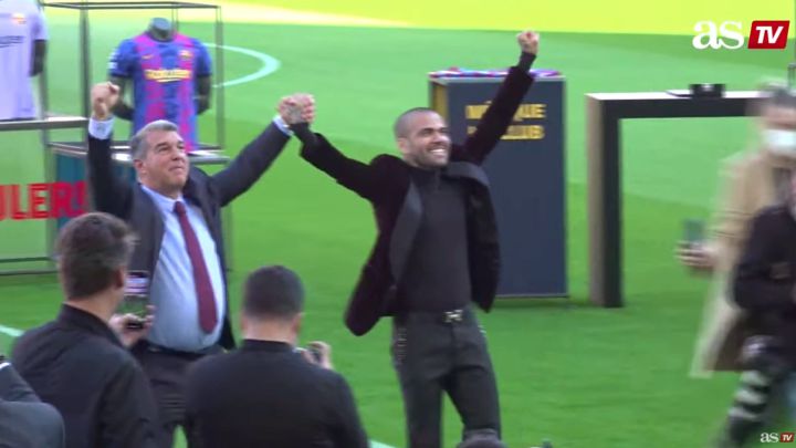 La entrada de Alves en el Camp Nou fue todo lo que prometía y más... ¡miren a sus pies!