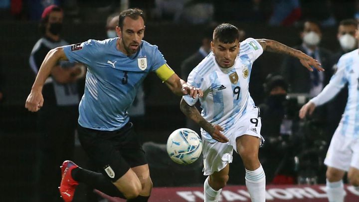 Godín, ante Correa, en el reciente Uruguay-Argentina. Pueden reencontrarse en el Atlético