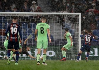 Unai Simón le niega el triunfo al Levante en medio del diluvio