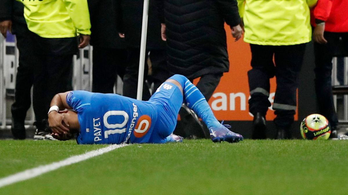 Another embarrassment in France: bottle blow to Payet and suspension thumbnail
