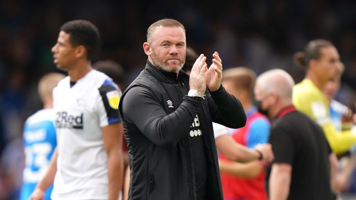 Wayne Rooney, entrenador del Derby County, aplaude a los aficionados al término de un partido.
