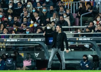 Xavi, desatado: 90 minutos corrigiendo y aplaudiendo sin pestañear