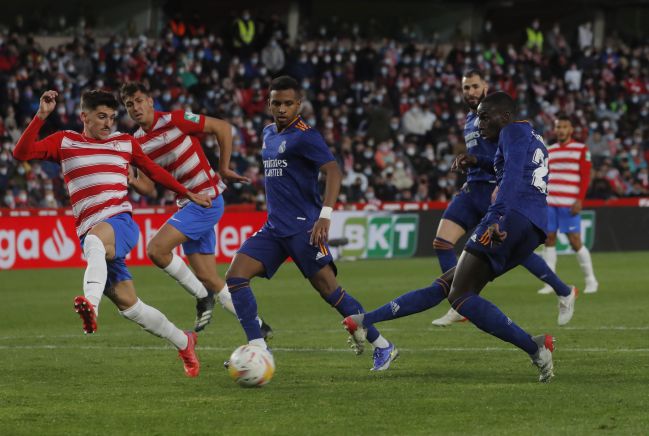 Mendy marca el cuarto gol del Madrid.