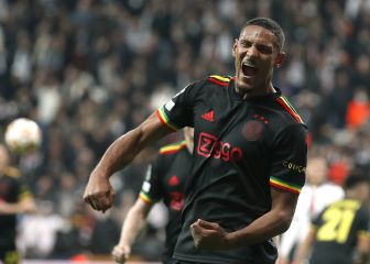 Haller mira a Lewandowski