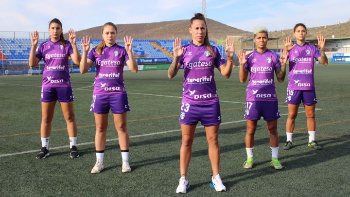 Las jugadoras del Granadilla contra la violencia de género.