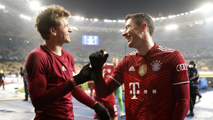 Thomas Müller y Robert Lewandowski, jugadores del Bayern de Múnich, celebran una victoria al final del partido.