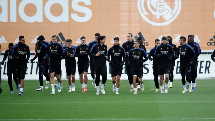Los jugadores del Real Madrid, durante el último entrenamiento antes de medirse al Sevilla.
