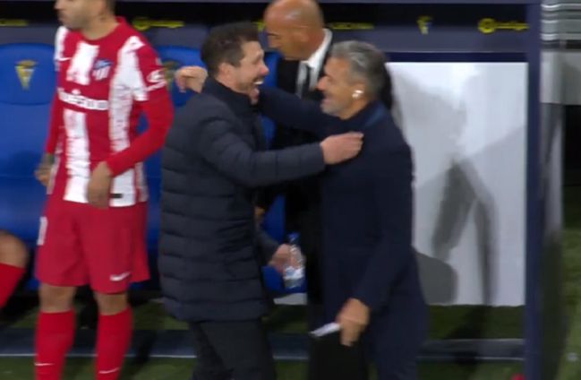 Simeone y Vivas se abrazan tras el 0-2 de Griezmann
