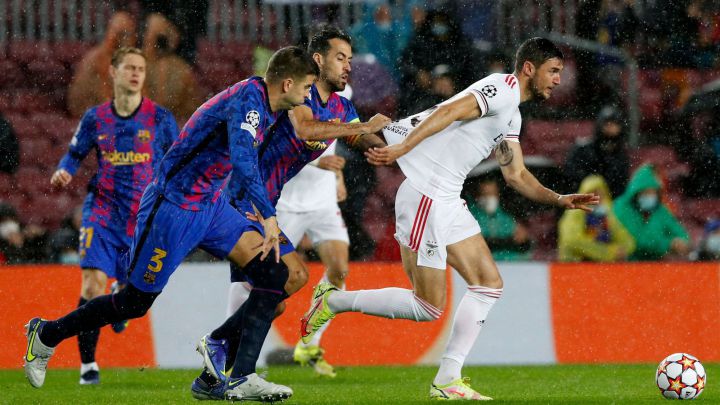 Soccer Football - Champions League - Group E - FC Barcelona v Benfica - Camp Nou, Barcelona, Spain - November 23, 2021 Benfica's Roman Yaremchuk in action with FC Barcelona's Sergio Busquets and Gerard Pique REUTERS/Albert Gea