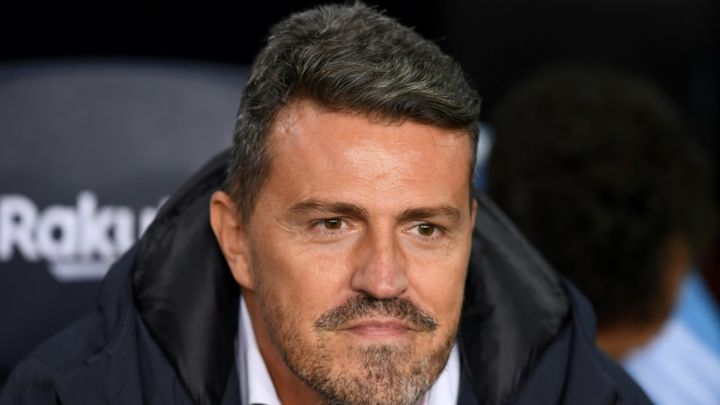 Óscar García Junyent, entrenador del Stade de Reims, sentando en un banquillo.