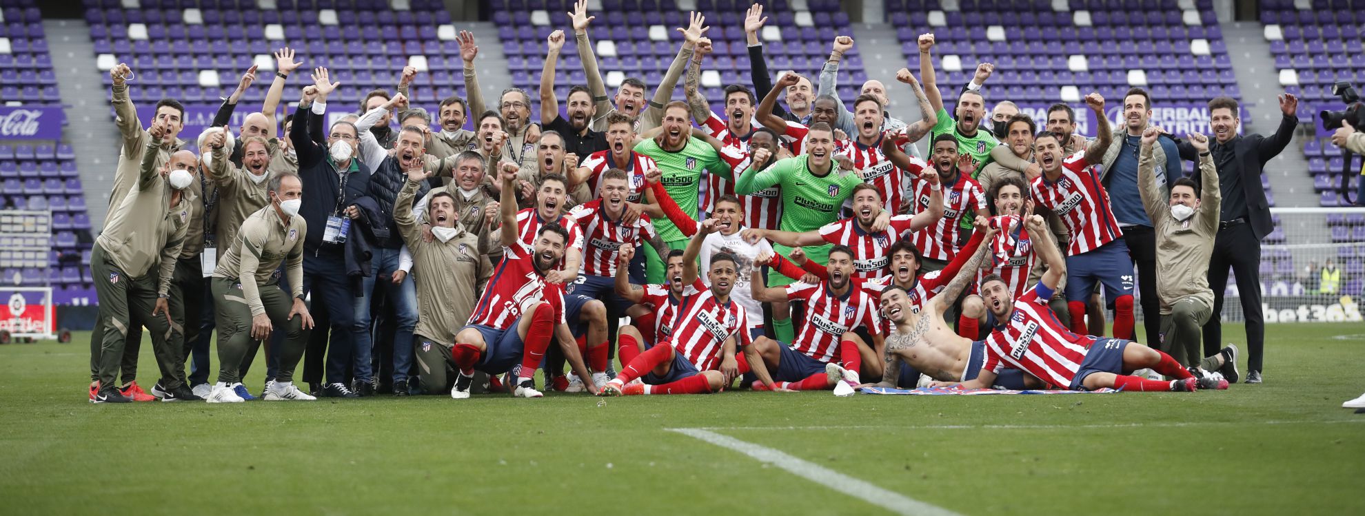 La plantilla del Atlético celebra el título de Liga en el césped de Zorrilla tras ganar al Valladolid.