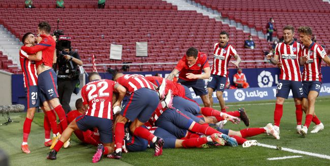 Los jugadores del Atlético celebran el gol de Suárez a Osasuna.