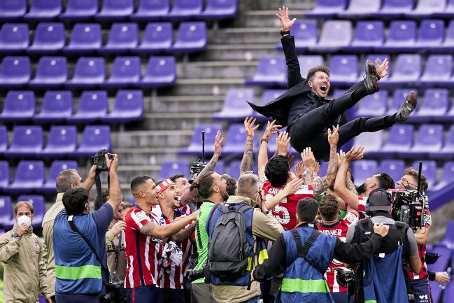 Los jugadores del Atlético mantean a Simeone tras ganar LaLiga 2020-21.