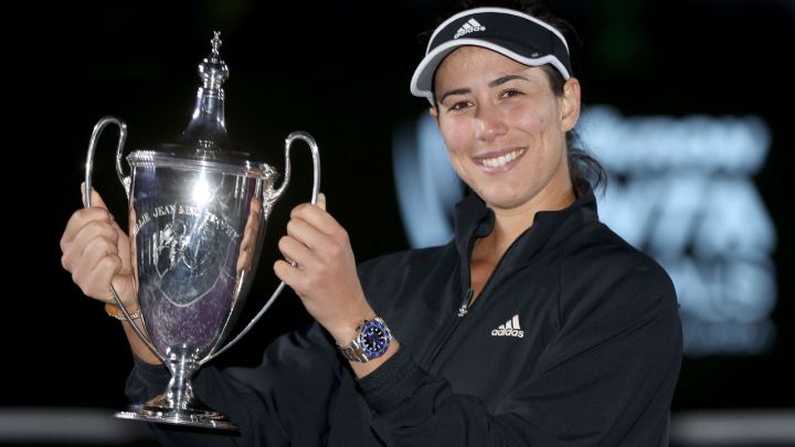 Garbiñe Muguruza, posing with the trophy that accredits her as the winner of the Masters in Guadalajara, Mexico.