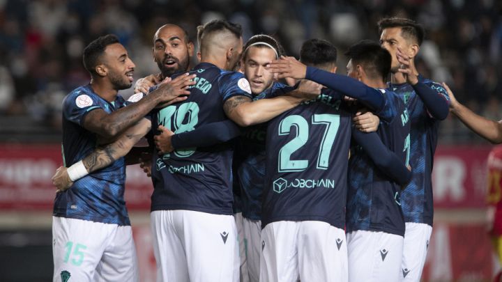 Los jugadores del Cádiz se felicitan tras un gol.