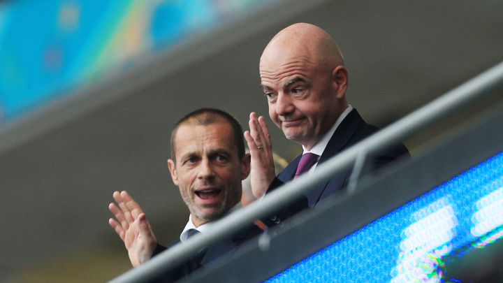 Aleksander Ceferin, presidente de la UEFA, y Gianni Infantino, presidente de la FIFA, saludan en el palco de Wembley.