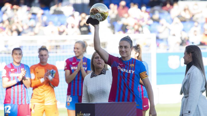 Alexia Putellas, jugadora del FC Barcelona, ofrece el Balón de Oro a la afición.