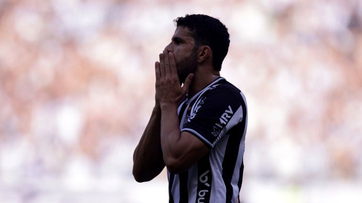 Diego Costa, jugador del Atlético Mineiro, se lamenta por una ocasión durante un partido.