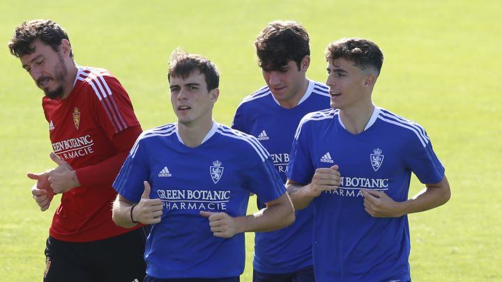 Francho y Francés, delante de Cristian Álvarez y de Iván Azón, durante un entrenamiento con el Real Zaragoza.