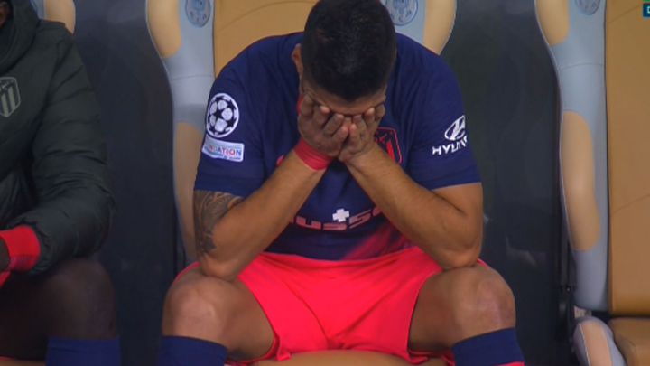 Luis Suárez se va lesionado
