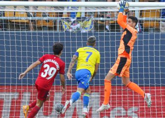 El desacierto del Cádiz empieza en los centros al área