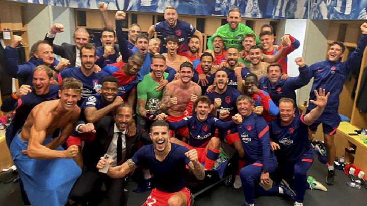 Los jugadores del Atlético celebran la victoria por 1-3 ante el Oporto en el vestuario de Do Dragao.