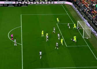 El Elche explota contra el árbitro y el VAR