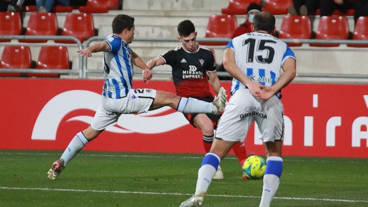 Camello y Brugué rescatan al Mirandés en la segunda parte