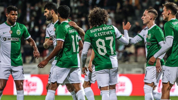 Jugadores del Sporting de Portugal celebran un gol