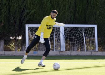 El portero Kiko Casilla regresa lesionado del partido de Copa