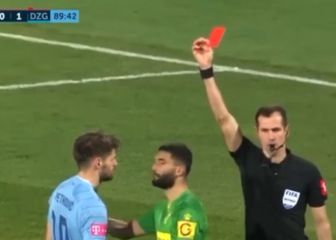 Imposible no reírse: hace la 'paradinha' y lo expulsan