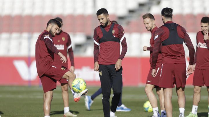 El delantero comienza el entrenamiento con el Sevilla, aunque su reaparición contra el Atlético es precipitada. Marruecos se lo llevará a la Copa África.