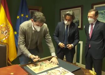Casillas le firma una icónica portada del AS al Presidente del Parlamento de Canarias