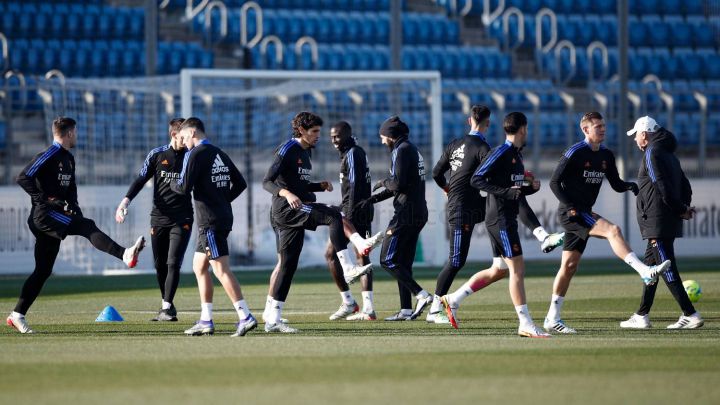 Los jugadores del Real Madrid, en el entrenamiento de este sábado en Valdebebas.