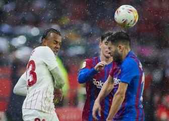 Koundé, de dos a cuatro partidos por la tercera roja de su carrera