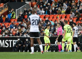 La afición del Elche alza la voz contra los arbitrajes