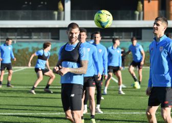 Nolaskoain reaparece junto a Unai Simón e Iñigo Martínez