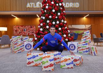 El Atlético y Toys 'R' Us llenan de regalos 10 hospitales en Madrid