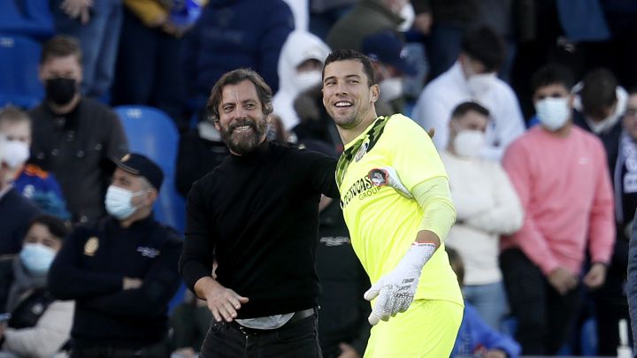 David Soria con Quique Sánchez Flores al final del partido de LaLiga Santander contra el Real Madrid.