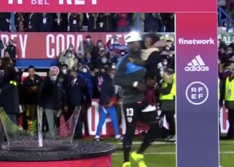 Razak sale con un casco de minero ante el Barça