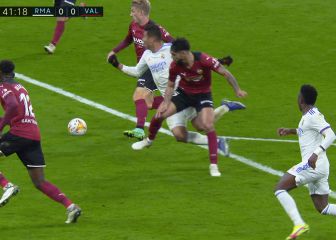 La polémica está servida: así fue el penalti sobre Casemiro que el Valencia tildó de 
