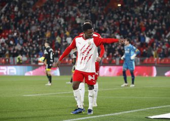 Rubi sobrevive sin delanteros