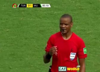 El momento exacto en el que el árbitro pita el final en el 85' en el Tunez-Mali