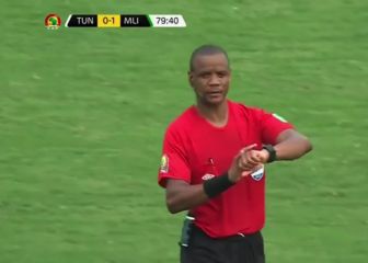 El increíble gesto del árbitro en el 79' a su cuarto ábitro