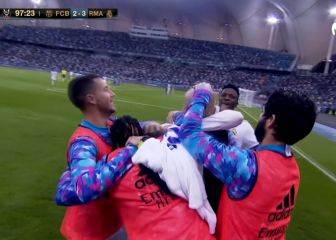 Minuto 98 de una semi, en el punto de penalti y a Vini se le ocurre esto