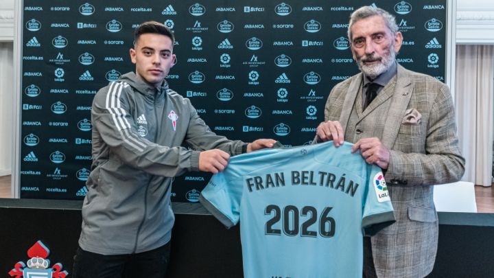 Fran Beltrán posa con la camiseta del Celta junto a Carlos Mouriño tras renovar su contrato con el club vigués.