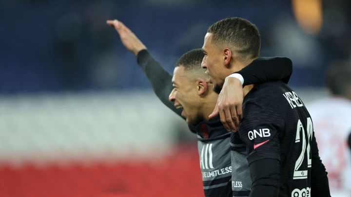 Kehrer y Mbappé, jugadores del PSG, celebran el segundo gol contra el Brest en la Ligue 1.