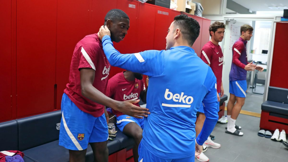 Ousmane Dembélé y Xavi Hernández, jugador y entrenador del FC Barcelona, se saludan en el vestuario.