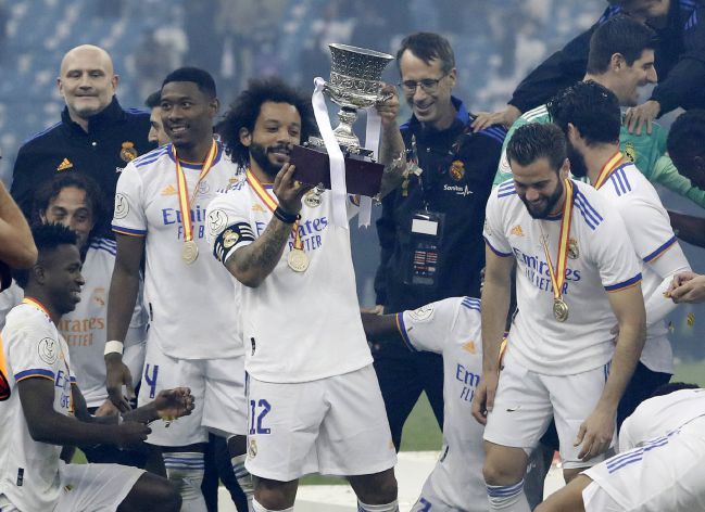 Marcelo, con la Supercopa de España que ganó el Real Madrid.